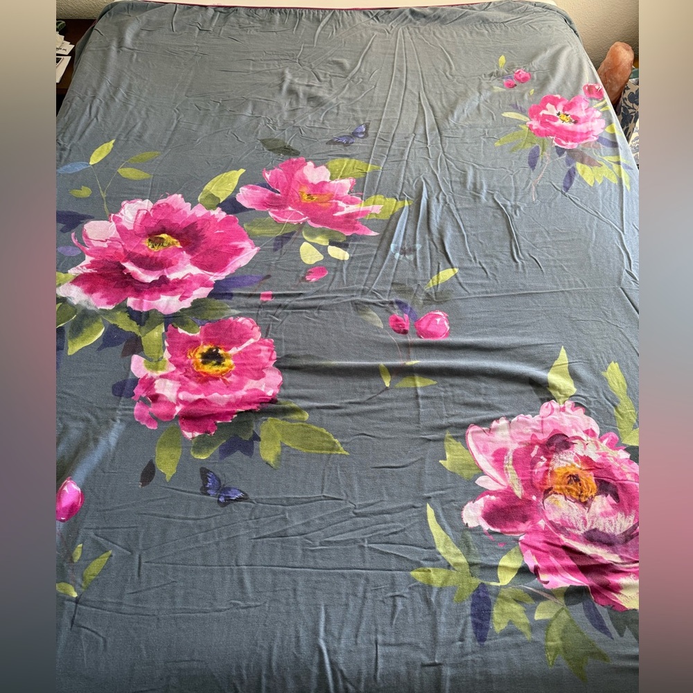 Queen duvet with two pillowcases